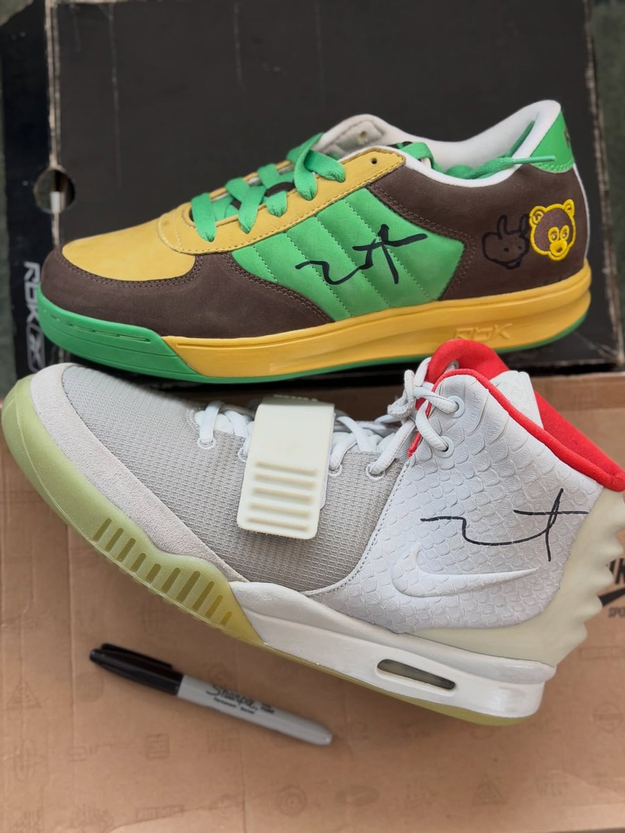 Ovrnundr's tweet photo. Ye signed someone’s pair of Reebok S Carter sample and Nike Air Yeezy 2 Platnium 🖊️

📷 @CuratedVan https://t.co/vCC5iGDRqW