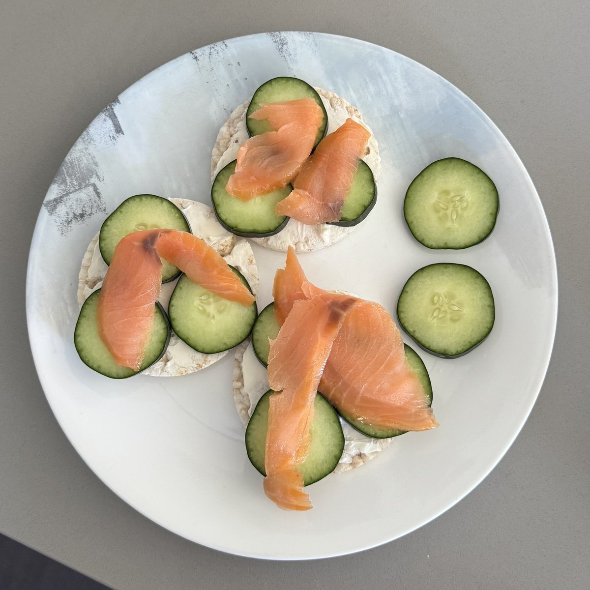 bablefable's tweet photo. lunch was rice cakes + low fat cream cheese + cucumber + smoked salmon 😋 https://t.co/dVa1DSDC0U