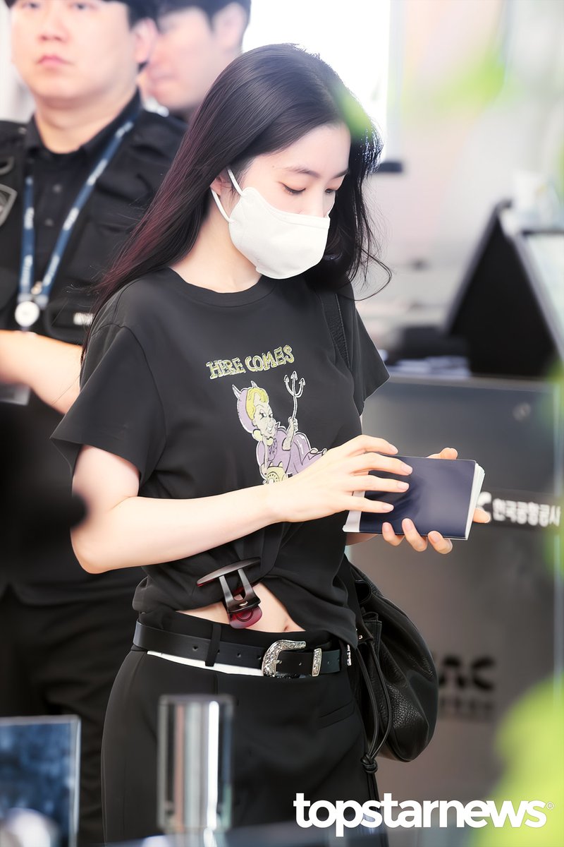 TSN_PHOTO's tweet photo. [HD포토] 레드벨벳 아이린, ‘승와니는 잘 하고 있으려나…’ (김포공항 출국) #아이린 #IRENE #레드벨벳 #RedVelvet #팬사인회 #김포공항 #출국 #입국 #프리뷰 https://t.co/yJq2kw0opF <- Original Photo https://t.co/2yHUMIypCC