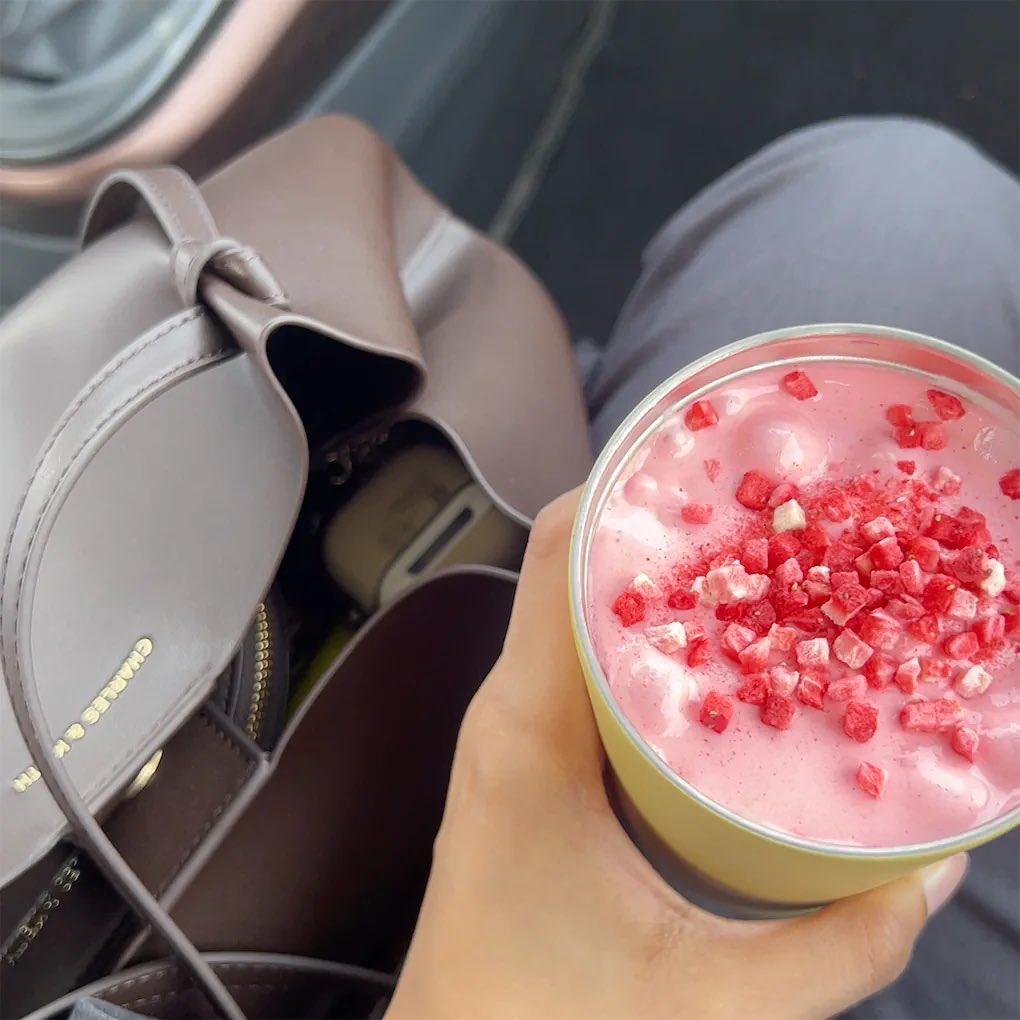 Basicallyfai's tweet photo. ماتشا هاف ميلون رفيقة الفترة هذي 🍓🤍✨ https://t.co/SkIGzPISxQ