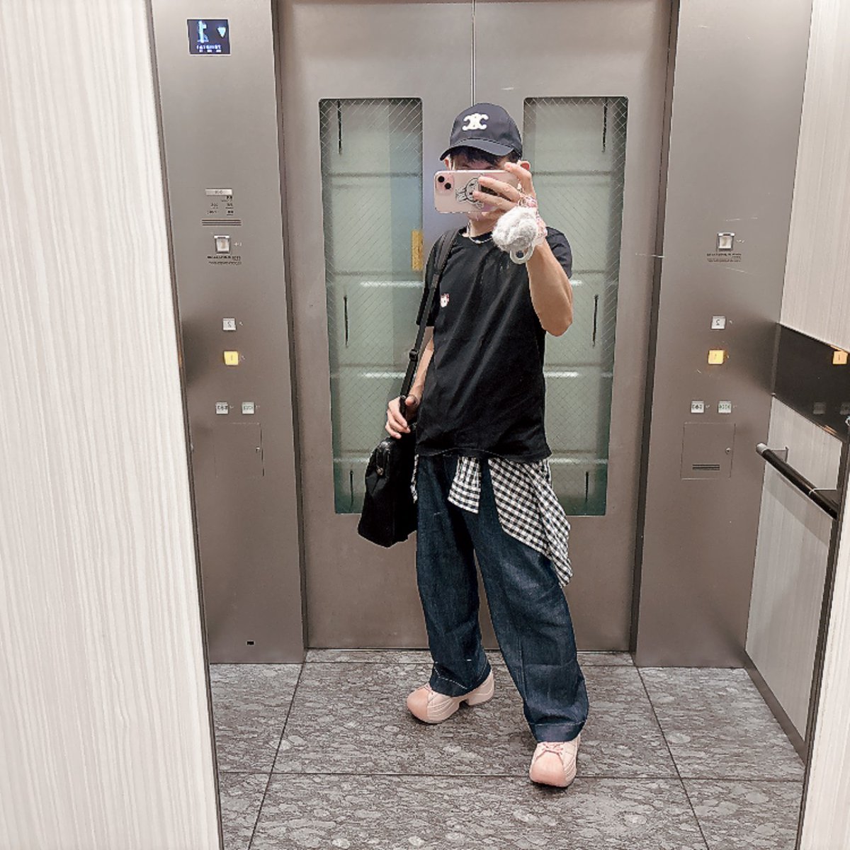 HajimetanizakiF's tweet photo. 👕👖本日のコーデ記録✨📸
シャツを腰に巻くのが最近のマイブーム👕✨
で、土曜日だというのに本日は職業訓練🏫📚
#50代メンズファッション 👔
#CELINE
#LMR https://t.co/kWbnlBJtEE