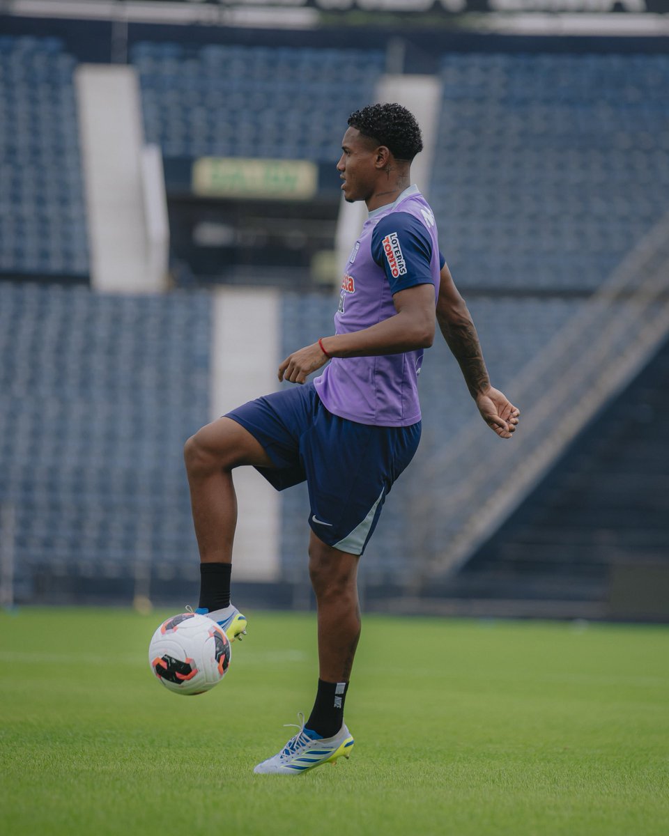 ClubALoficial's tweet photo. 𝐓𝐫𝐚𝐛𝐚𝐣𝐨 𝐞𝐧 𝐜𝐚𝐬𝐚.💙🏟️🔥

#125AñosDeEternidad
#SeamosEternos https://t.co/UrJIBaSURk