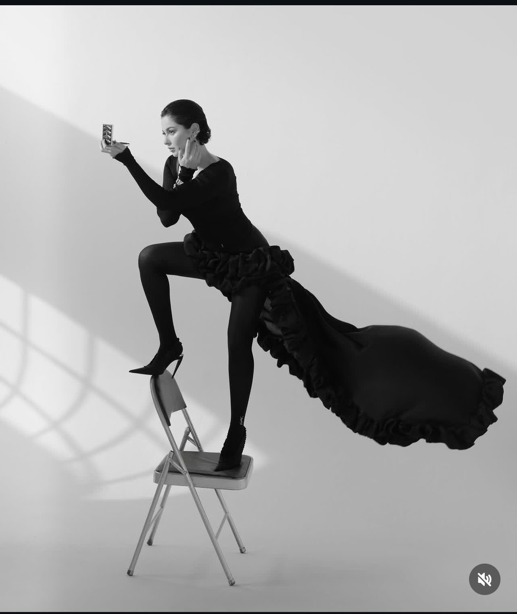 Khattaka24's tweet photo. Wait….how did she balance herself on that bendable chair? 😳 https://t.co/RcTuUh9sYA