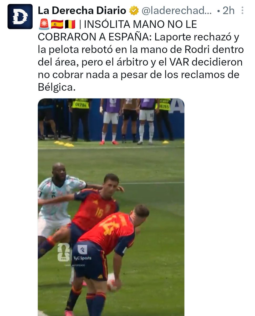 JulianMaciasT's tweet photo. El medio de Javier Negre reclamando un penalti contra España que por reglamento no puede ser sancionado, ya que la mano viene de rebote de un compañero.
Negre vendepatria. https://t.co/ywaBTlSnBY