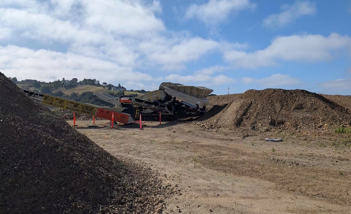 PacificStatesEC's tweet photo. Project Photo: 
The PSEC Materials Department has been processing special clean fill material. This material has been approved by multiple Bay Area county agencies and meets some of the strictest geotechnical and environmental criteria. (1/2) https://t.co/F6GCze5jnT
