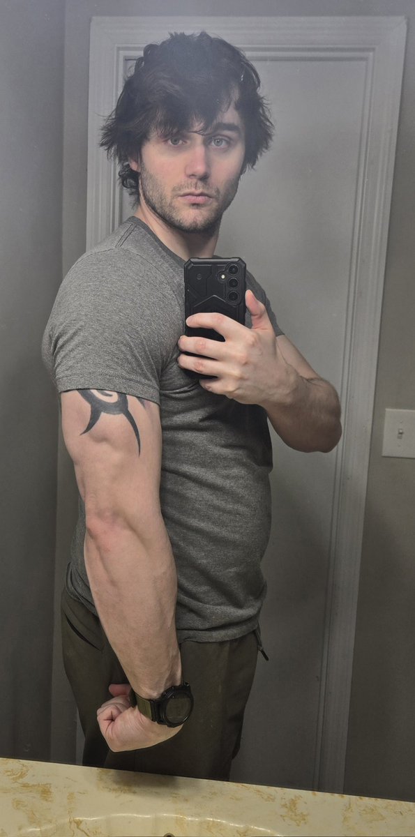 JosephBuffWuff's tweet photo. Making your triceps pop is kind of the cheat code for arms honestly (but that's just what worked for me) https://t.co/j6CA2cXX6l
