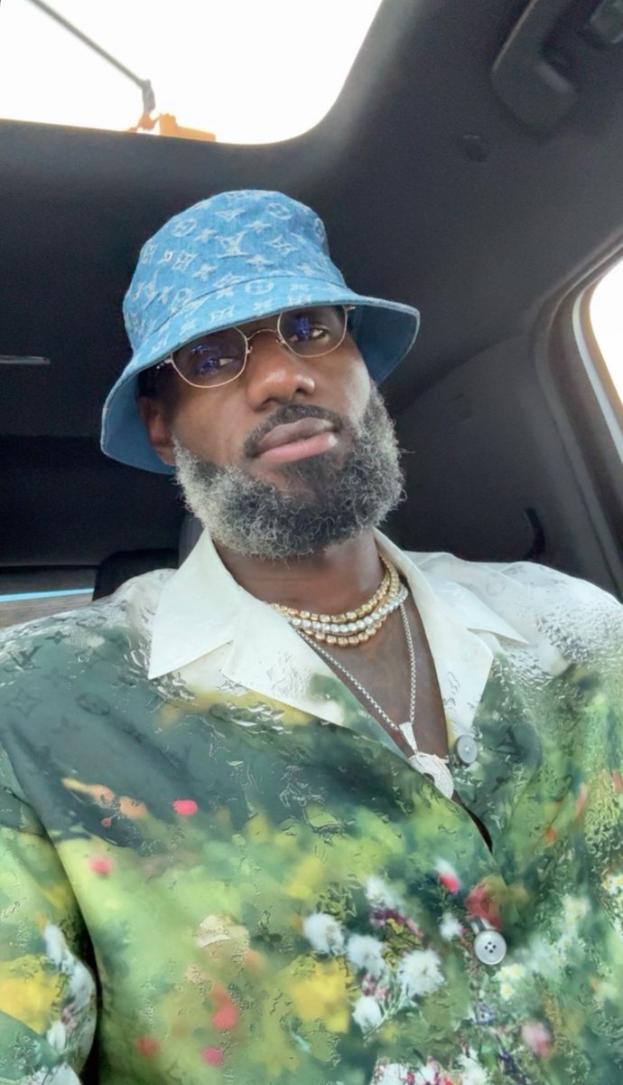 2Cool2Blog's tweet photo. Lebron James brings out the Roc-a-fella chain https://t.co/z47qVQK9QA