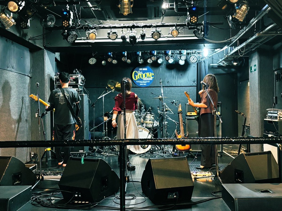 Tsubaki_sakuAka's tweet photo. こちらは先日のリハの様子🎤🎸🥁
そしてビフォーアフター笑

セトリは

1.JUDE（新曲）
2.光る天の先（新曲）
3.結晶
4.天誅
5.月蝕
6.ラストダンスは私と

でした🙌
ありがたいことに、店長がラスダン気に入ってくれまして🎶
次回セトリに入ったらみんなで手拍子して踊りましょう〜！😆 https://t.co/lxawX2lndU