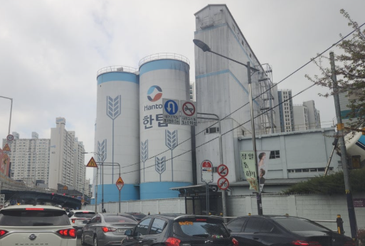 juhyeon6749's tweet photo. 돈 있으면 무기징역 받고도 특실에서 산다는 썰

2002년 3월, 산에서 여대생 하나가 공기총에 맞아 죽은 채 발견됨.
이화여대 법대 4학년. 스물두 살. 판사 되는 게 꿈이었던 애임.
처음엔 그냥 묻지마 살인인 줄 알았음.

근데 파보니까 청부살인이었음.
누가 시켰냐. 어떤 회사 회장 사모님이었음. 조카랑 조카 고교동창한테 1억 7500만원 쥐여주고 시킨 거임.
근데 왜 죽였냐가 진짜 어이없음.

이 사모님한테 판사 사위가 있었는데, 사위가 죽은 여대생이랑 바람피운다고 의심한 거임.
근데 그 여대생, 알고 보니 사모님 쪽 친척이었음. 사위랑은 아무 사이도 아니었고.
의심. 그냥 의심 하나로 사람을 죽인 거임. 나중에 다 사실무근으로 밝혀짐.

여기까지도 열받는데, 진짜 문제는 그다음이었음.
2004년에 사모님 무기징역 확정됨. 아 그래도 벌은 받는구나 싶잖음.
근데 2007년에 건강이 안 좋다고 형집행정지 받고 나옴.

그리고 이걸 무려 다섯 번을 연장함.
병명이 유방암 파킨슨 이런 걸로 열두 개. 근데 실상은 수십 번 입퇴원 반복하면서 특실 병실에서 지낸 거임.
무기징역인데 감방이 아니라 병원 특실이었음.

근데 더 씁쓸한 건 나머지 사람들임.
허위 진단서 써준 의사는 벌금 500만원.
회장 남편은 2심에서 이런 논리로 풀려남. 우리 법은 연좌죄가 없다, 아내가 죄지었다고 남편을 무겁게 벌할 순 없다.
틀린 말은 아닌데, 그 법이 누구한텐 참 편하게 작동함.

그리고 제일 마지막.
죽은 여대생의 엄마는 딸을 못 잊고 14년을 앓다가 2016년에 집에서 숨진 채 발견됨.
사인은 영양실조. 발견 당시 몸무게 38킬로였음.

딸을 죽인 사람은 병명 열두 개로 특실에서 살아남았고.
딸을 잃은 엄마는 병명 하나 없이 굶어 죽었음.