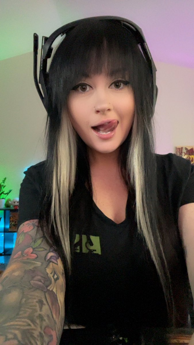 SariesGamer's tweet photo. Let’s hang? SariesGamer on Twitch 💜 https://t.co/6J40XrvGI9
