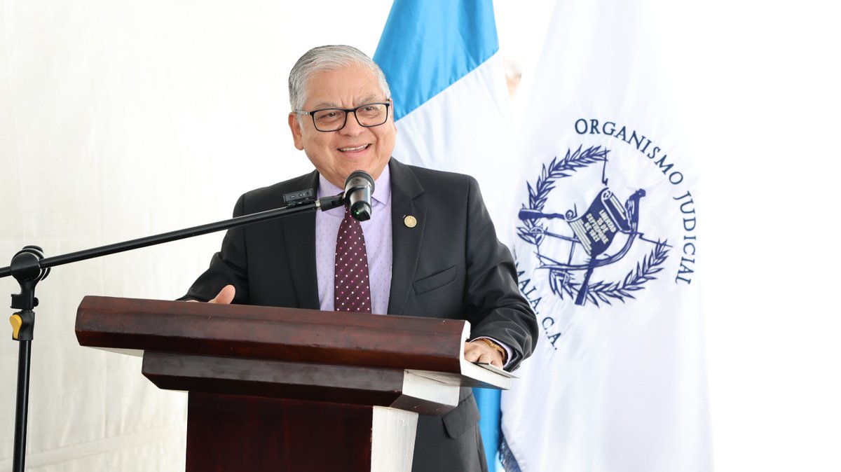 OJGuatemala's tweet photo. El Organismo Judicial conmemoró el Octavo Aniversario de funcionamiento del Juzgado Segundo Pluripersonal de Paz Penal del municipio y departamento de Guatemala; durante el acto se contó con la participación del Magistrado Carlos Rodimiro Lucero Paz, Presidente del Organismo Judicial y de la Corte Suprema de Justicia en funciones; Magistrado Luis Mauricio Corado Campos, Presidente de la Cámara Penal y Vocal X de la Corte Suprema de Justicia, y Magistrada Jenny Noemy Alvarado Teni, Vocal XIII de la Corte Suprema de Justicia; quienes acompañaron la celebración junto a personal del Juzgado, quienes destacaron los logros alcanzados por este órgano jurisdiccional y su aporte al fortalecimiento del acceso a la justicia.

El Magistrado Corado Campos dirigió un mensaje de felicitación, reconociendo la labor realizada durante estos años en beneficio de la población guatemalteca.  Destacó la importancia del trabajo coordinado, la vocación de servicio y el compromiso de quienes integran este órgano jurisdiccional para garantizar una justicia pronta y efectiva.
Como parte del programa conmemorativo, la doctora Velvet Eleanira Mota Ajin, Jueza de Paz del Juzgado Segundo Pluripersonal de Paz Penal, y el señor Sergio Luis Alonso Melgar, notificador de dicho órgano jurisdiccional, presentaron un informe estadístico y los principales avances alcanzados durante los ocho años de funcionamiento.

El Magistrado Carlos Rodimiro Lucero Paz felicitó al personal por los logros alcanzados y los exhortó a continuar desempeñando sus funciones con responsabilidad, transparencia y apego a los principios que rigen la administración de justicia.  Asimismo, reiteró que el fortalecimiento de los órganos jurisdiccionales constituye un pilar fundamental para garantizar el acceso efectivo a la justicia y consolidar la confianza ciudadana en las instituciones del Estado.

La conmemoración del Octavo Aniversario del Juzgado Segundo Pluripersonal de Paz Penal reafirma el compromiso del Organismo Judicial de continuar impulsando acciones orientadas a brindar un servicio eficiente, humano y oportuno, en beneficio de la población guatemalteca.

#OJ #CSJ #JuzgadoDePaz #Aniversario #AccesoALaJusticia