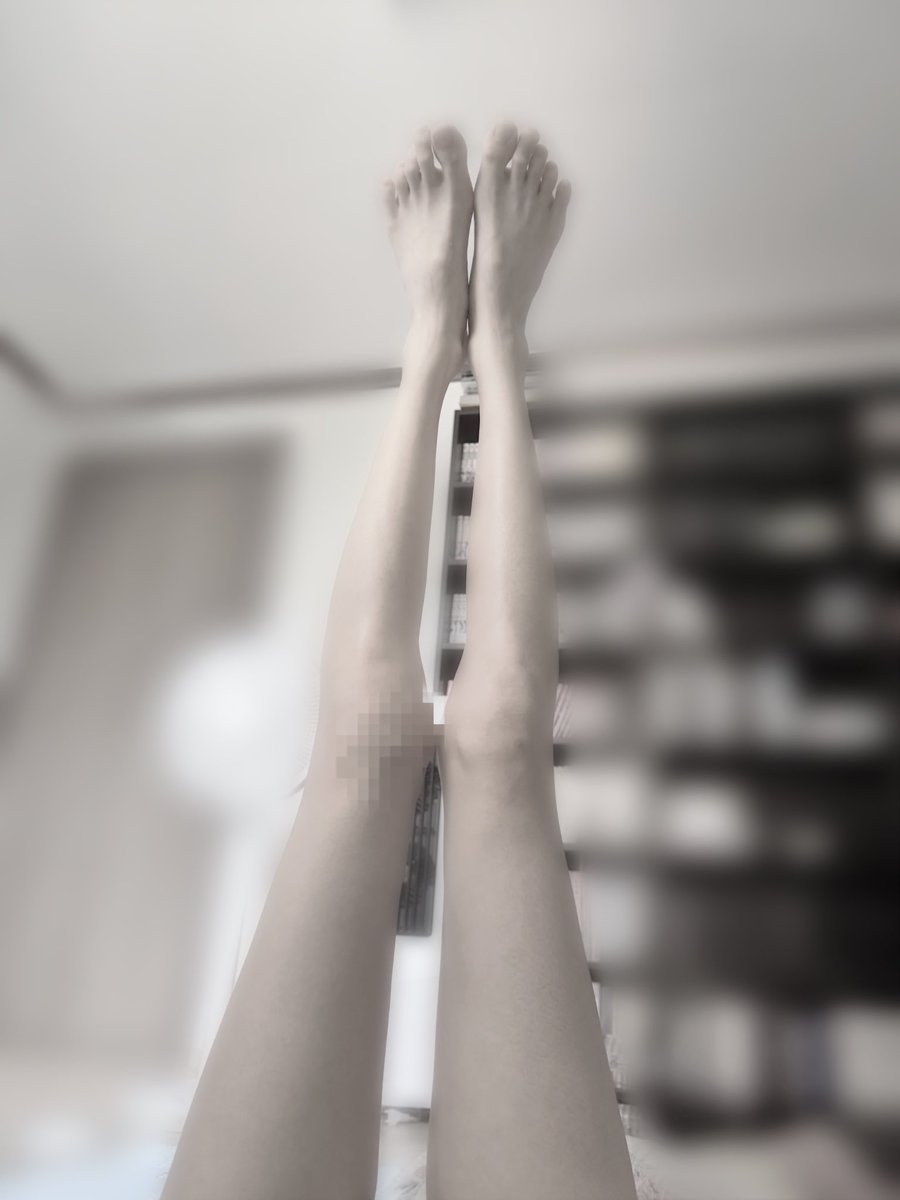 0_0wwri's tweet photo. 일어나자마자 찍는 다리가 가장 얇게 나오는 거 아는 사람 https://t.co/JaOTidDE6t