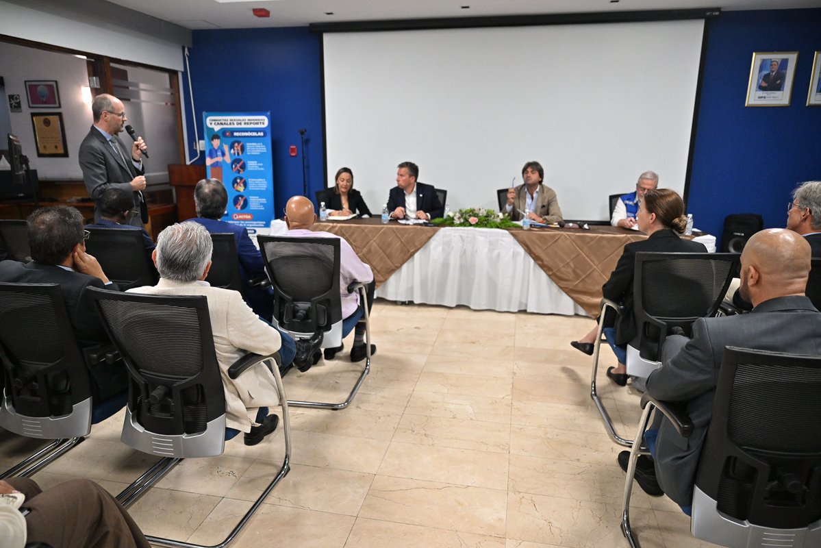 OCHA_Venezuela's tweet photo. La comunidad internacional ha sido clave para responder al terremoto.

@UNReliefChief se reunió con el cuerpo diplomático para agradecer el apoyo y llamar a mantener el compromiso con la adenda al Plan de Respuesta Humanitaria para asistir a 1,3 M de personas afectadas en 6 meses https://t.co/9Qu8cOC2Ce