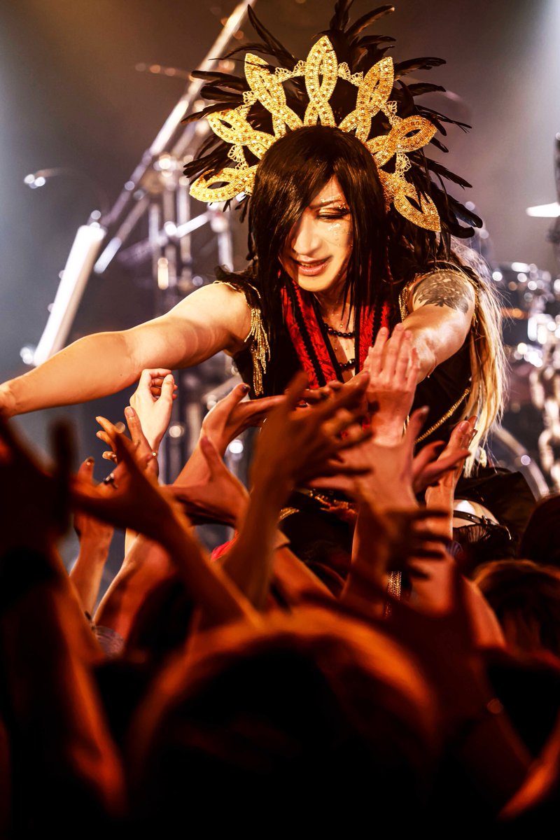 ASAGI_SOLO's tweet photo. 人生をやり直すわけでもなく、新しい自分に生まれ変わるわけでもない。

過去も今も未来も、核の部分では何ひとつ変わりはしないんだ。

どの自分もなかったことになんてしたくない。

時代が移り変わろうとも、自分が自分でいられることは、僕の誇りなのだから。 https://t.co/qUNzXRshLd