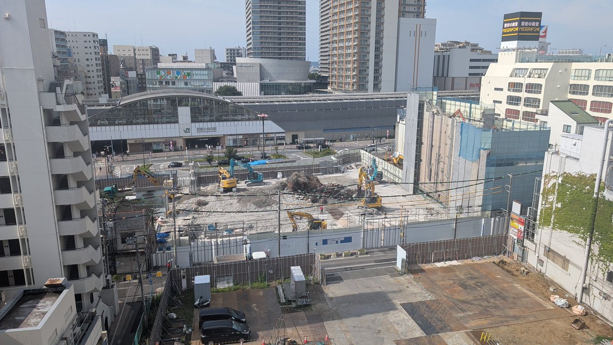 musako_north's tweet photo. 旧西友ビルも1階部分もスッキリしてきました。画像の奥側に、地下へ続く階段らしき物があり、ゲームのダンジョン感が出ていました🐼
陽栄小金井ビルの解体もガンガン進んでいるようです。
#武蔵小金井 #再開発 #ビル解体 #工事 https://t.co/wV0lQZslVU