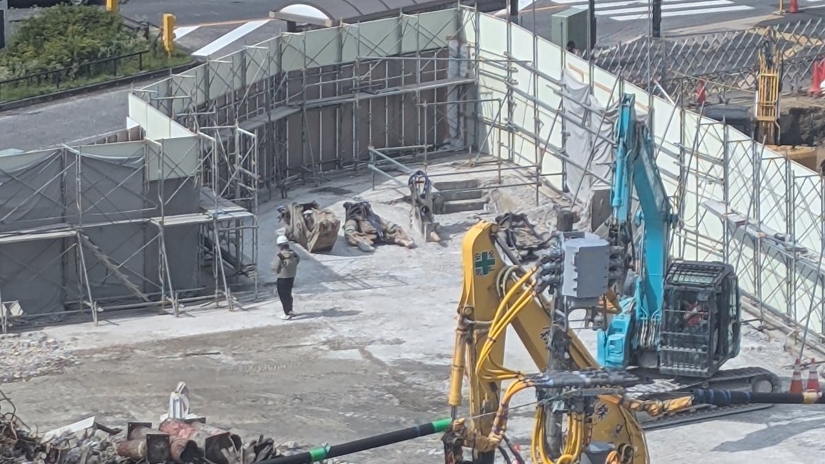 musako_north's tweet photo. 旧西友ビルも1階部分もスッキリしてきました。画像の奥側に、地下へ続く階段らしき物があり、ゲームのダンジョン感が出ていました🐼
陽栄小金井ビルの解体もガンガン進んでいるようです。
#武蔵小金井 #再開発 #ビル解体 #工事 https://t.co/wV0lQZslVU