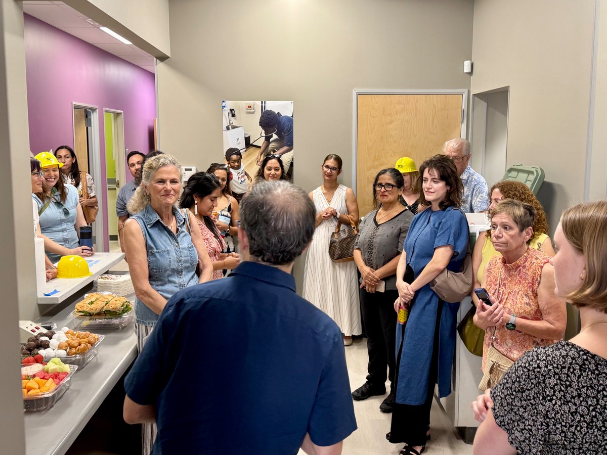 DonnaHowardTX's tweet photo. This morning, I had the privilege of visiting Lirios Pediatric's new location. Lirios is the only clinic in Texas to offer uninsured children free healthcare services thanks to a network of partners and supporters. To learn more or access services, visit https://t.co/p6EbwzELjA https://t.co/jAvG2o2Usr