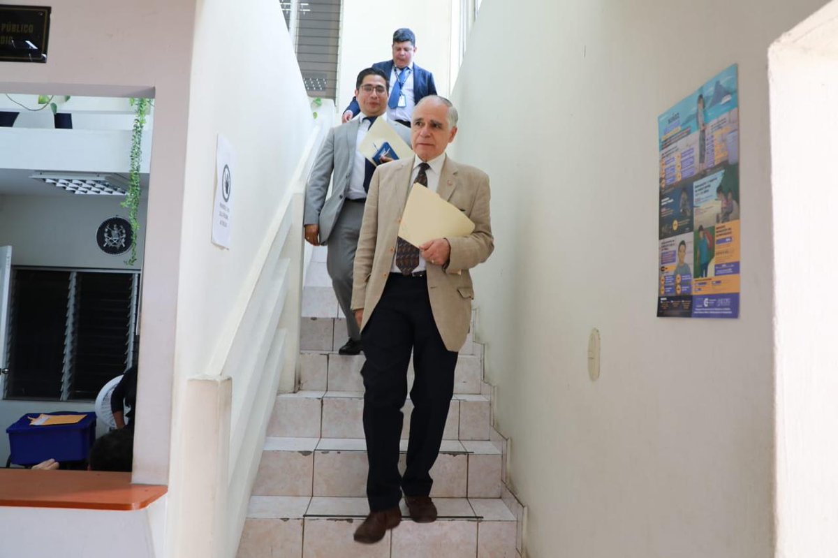 OJGuatemala's tweet photo. Con el objetivo de conocer las necesidades de los órganos jurisdiccionales del departamento de Jalapa, el Magistrado René Guillermo Girón Palacios, Vocal III de la Corte Suprema de Justicia, realizó una visita de trabajo al Juzgado de Primera Instancia Penal y al Tribunal de Sentencia Penal de Delitos de Femicidio y otras Formas de Violencia contra la Mujer y Violencia Sexual

Durante la visita sostuvo una reunión con los jueces Eddy Víctor Hugo García y García, Jaime Ottoniel García Jiménez y Félix Rafael González López, quienes expusieron las principales necesidades para fortalecer el servicio de justicia. Participaron además Nery López y Belly Ponciano, coordinadores de la Gerencia de Informática, y Zenaida Patricia Escobedo, Coordinadora de la Unidad de Control, Seguimiento y Evaluación de los Órganos Especializados en Delitos de Femicidio y otras Formas de Violencia contra la Mujer.

Estas acciones fortalecen el acceso a la justicia y el compromiso institucional con la mejora continua del servicio judicial.

#OJ #CSJ #Visita #Jalapa #AccesoALaJusticia