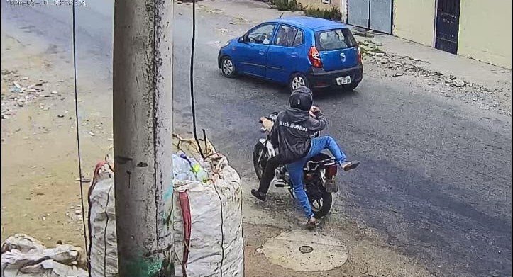 EmergenciasEc's tweet photo. Terrible!!
Vacunadores llegaron a una recicladora en el sector de Vergeles, al norte de Guayaquil, y le propinaron un disparo en la cabeza al dueño del establecimiento. https://t.co/ygxY0T69Xp
