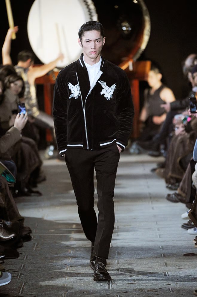 runway_modelnet's tweet photo. 小田隆弘ファーストルック
ミハラの2013-14秋冬パリコレ映像

MIHARAYASUHIRO 2013-14 Autumn / Winter
https://t.co/Z8XpGvk9jh https://t.co/7foRuWsLC1