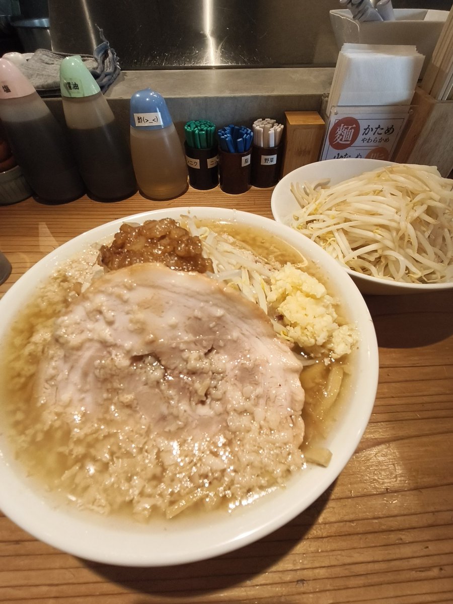 SASAMASA310's tweet photo. らぁ麺 玉椿さんに行ってきました。玉三郎をポチりカウンターに増量無料の温もやし、背脂、ニンニクの点棒を一緒に置いて注文。麺の茹で加減を聞かれたので「普通」にしてみました。10分程度で着丼し もやしは別皿での提供。チャーシューが大きく麺はワシワシでした。柔らかめにしても良かったかも。 https://t.co/tb9dMh2v77
