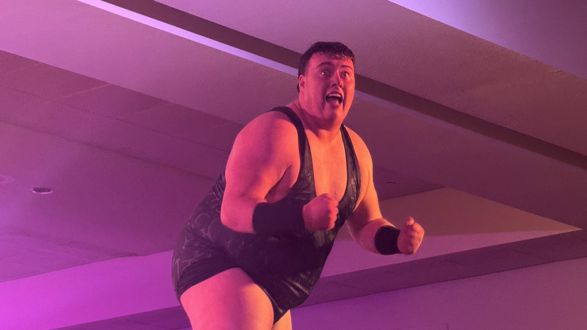 SumBlinkGreen's tweet photo. I don’t watch enough nxt to know who these guys are but Obese Nick Wayne beat the Magnum TA Jr. #nxtvenice https://t.co/OcwVBa3Frw