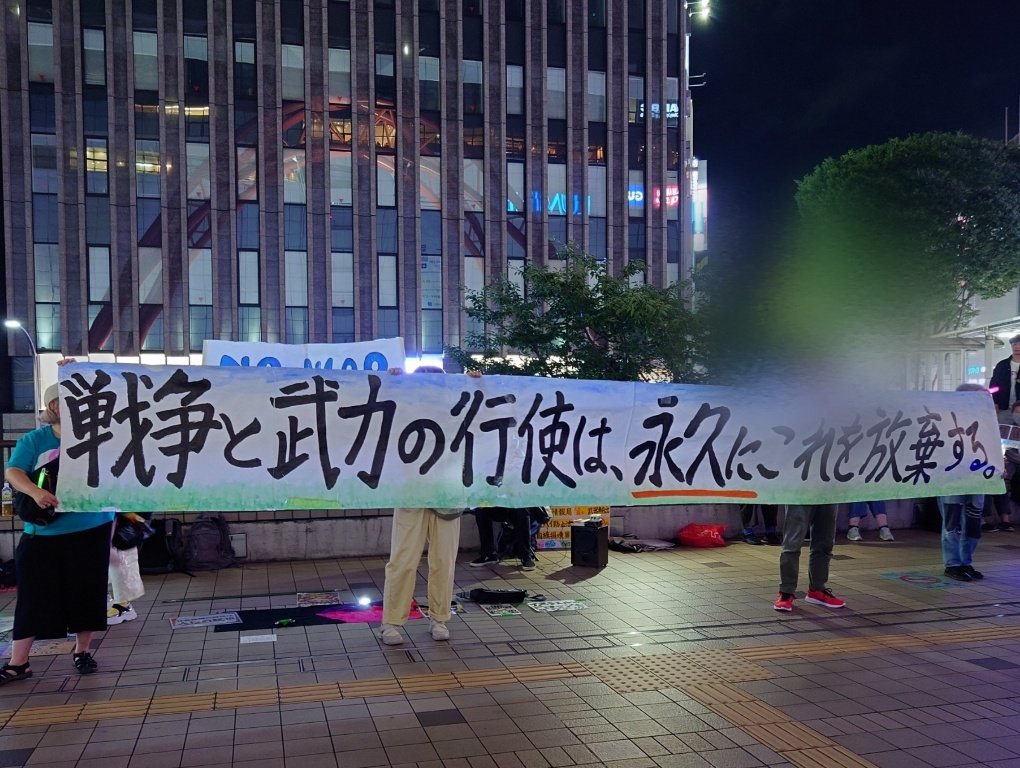 torajilove1's tweet photo. 昨夜は立川駅のスタンディングに参加。(ここには写ってないけど)前より人数が凄く増えていた。政治に関心があるという11歳さんのスピーチに和む一方で、沖縄の現状を伝えるスピーチでは、離島で自衛隊が日常に入り込んでいる様子が語られ、市民はどんなに不安だろうと思った(普通の道路を迷彩服で行進したり、地域のイベントに訓練の名目で参加したり、とおっしゃっていた）