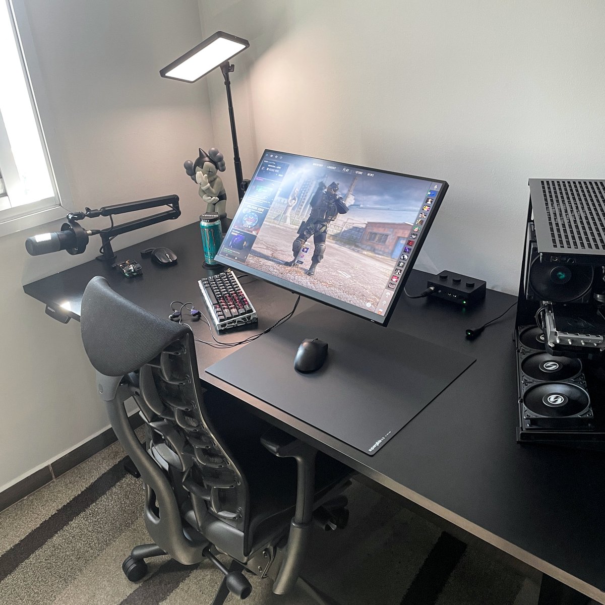 aory96's tweet photo. Life lately: quality time with her and quality time at the desk.

#desksetup https://t.co/OysI9oZuyR
