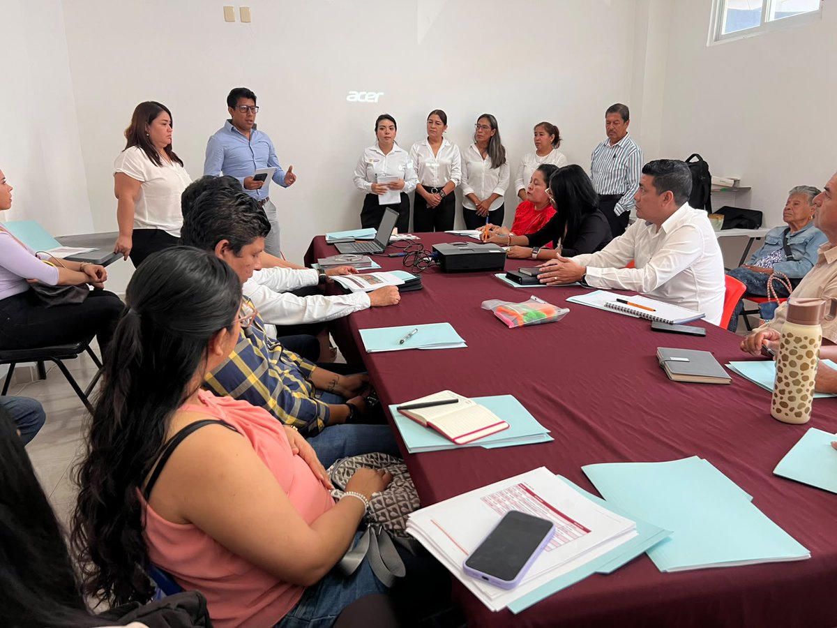 EducGuerrero's tweet photo. 🗣️💻Comunicar bien también se aprende. ✅
Con la capacitación "Unificando la voz de la SEG", el equipo de enlaces de la estructura de la SEG reforzó sus herramientas para difundir con orden, claridad y compromiso las acciones del sector educativo.
#TransformandoLaEducación https://t.co/lffYS3qEed