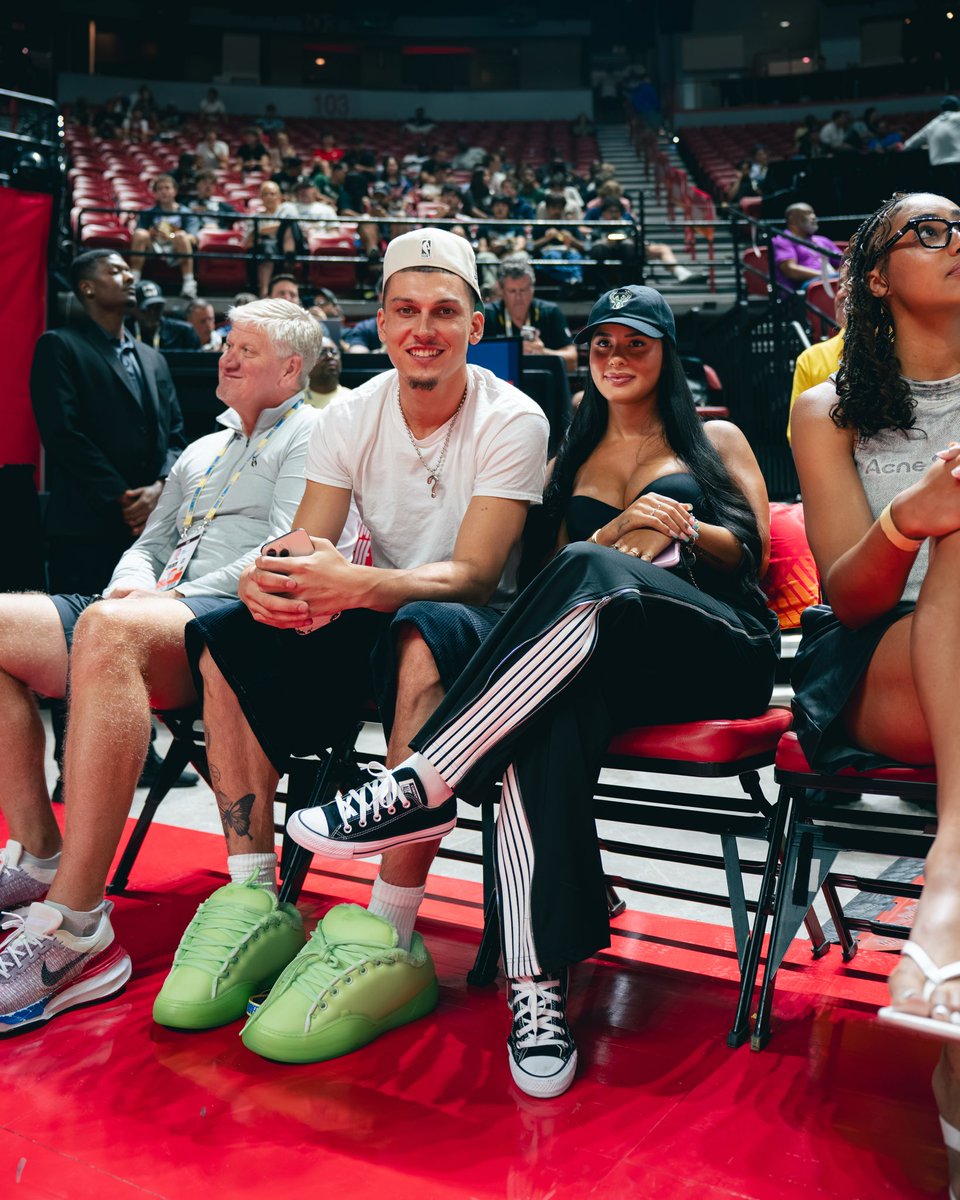 JasmineLWatkins's tweet photo. Herro look like Doug in them shoes https://t.co/leADpDc1iC