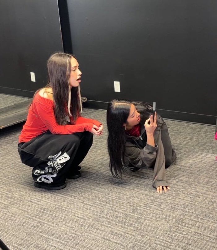 Lafort_Z's tweet photo. Elas tentando chamar atenção da Yoonchae bebê, pra tirar uma foto https://t.co/Z1Qny6XoCT