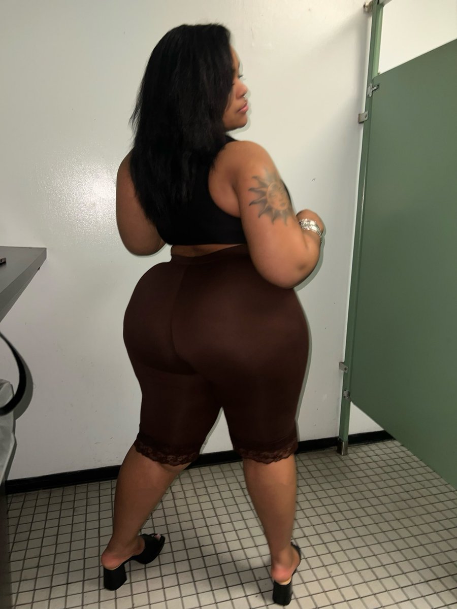 d_laerXXX's tweet photo. fat butt https://t.co/ZCKb2R0D5l