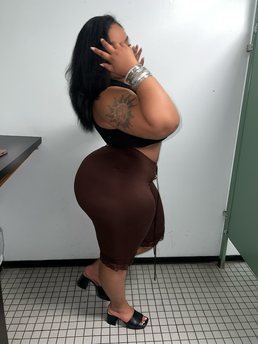 d_laerXXX's tweet photo. fat butt https://t.co/ZCKb2R0D5l