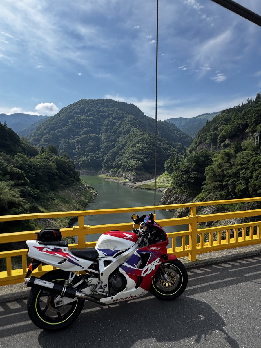 osushimos's tweet photo. 太田部橋でパチリ。今日は暑いですね。

#CBR900RR https://t.co/obGhu910w9