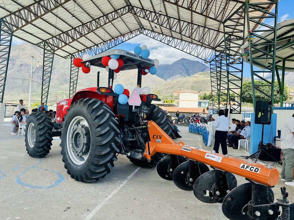 Agricultura_CZ7's tweet photo. 🚜🌱 #Loja | El MAGP puso en operatividad un tractor agrícola con arado de discos entregado a la Asociación de Producción Agropecuaria 19 de Mayo de San Sebastián de Yuluc Pampa de Yucas (ASOPROSASYU), beneficiando a 41 productores del cantón #Saraguro.

#GobiernoDelEcuador 👩‍🌾👨‍🌾 https://t.co/8lo74endkN
