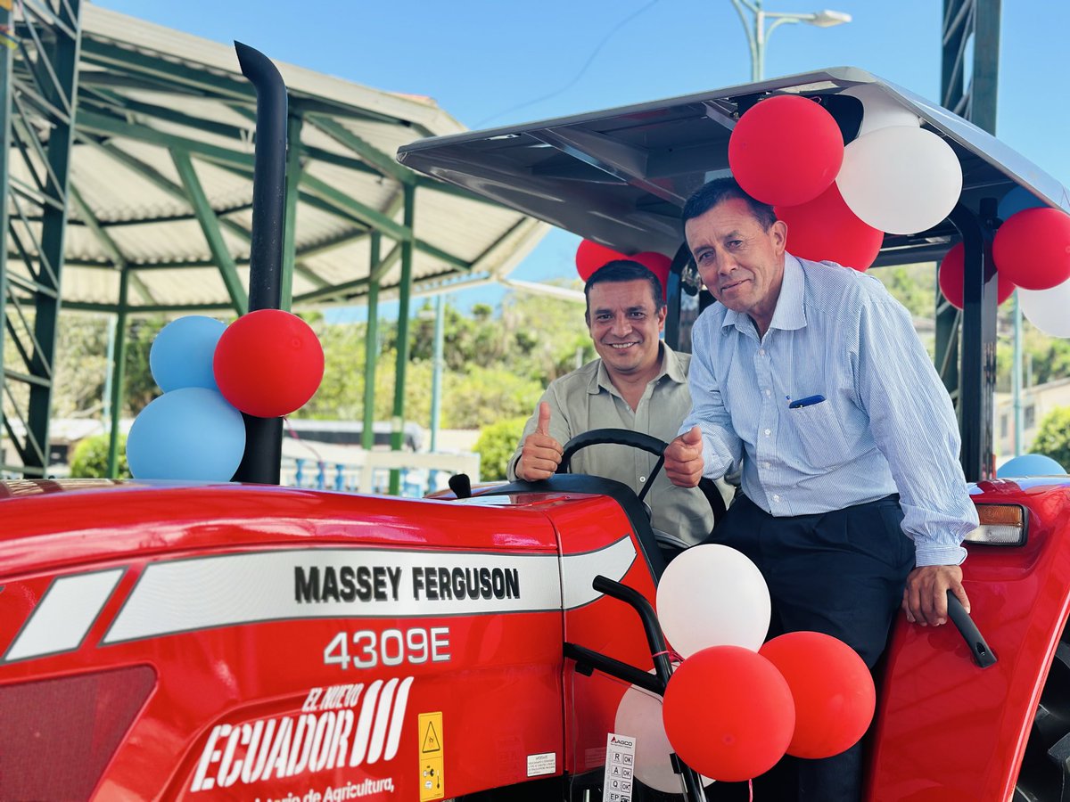 Agricultura_CZ7's tweet photo. 🚜🌱 #Loja | El MAGP puso en operatividad un tractor agrícola con arado de discos entregado a la Asociación de Producción Agropecuaria 19 de Mayo de San Sebastián de Yuluc Pampa de Yucas (ASOPROSASYU), beneficiando a 41 productores del cantón #Saraguro.

#GobiernoDelEcuador 👩‍🌾👨‍🌾 https://t.co/8lo74endkN