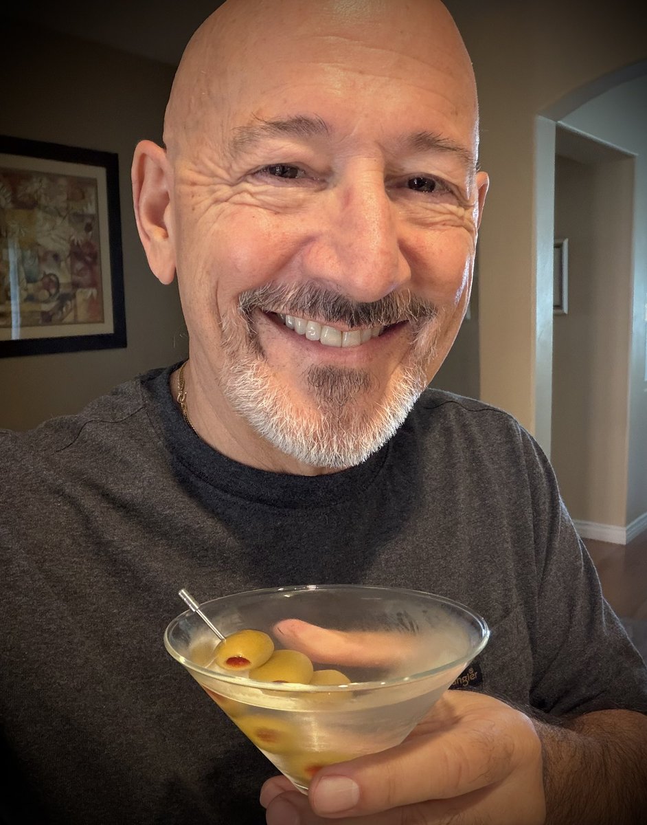 mlzema's tweet photo. It’s #Friday #HappyHour!🕔
#Vodka #Martini 🍸+🫒🫒🫒
#Salute! #Cheers! #Sköl! #LChiam! #Santé! #Sláinte! #NaZdrowie! #OogyWawa! #Prosit! #OkoleMaluna! #Ziveli! #Serefe! #CinCin! #Kampai! #Prieka! #Evviva! #Gesondheid! #ZeiGazunt! #Saúde! #Acclamations! https://t.co/rAPBXo7O3x
