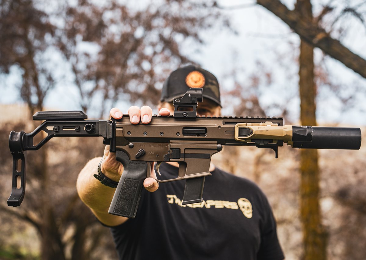 cyeleeopticsinc's tweet photo. Cyelee Chameleon Flex up top, Angstadt MDP-9 Gen 2 underneath, Inforce light on the side and a Witt Machine can out front. Our red dots are the focus, but the right supporting gear is what makes it a full build.

https://t.co/Ds5PPsRzF1 https://t.co/AjbuKN790D