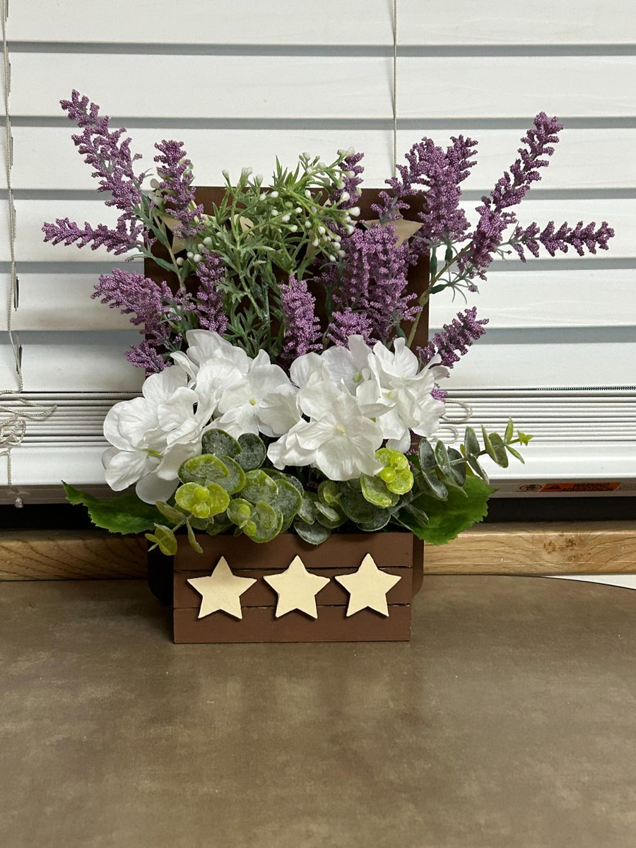 RisaLombardo's tweet photo. Crafting reminds me that the best things take time, care, and intention. Even if it’s wreaths and flower arrangements, it’s all about how we choose to create instead of consume. 

Happy Friday!🌻💚 #gogreen https://t.co/WkQ8Oskolo