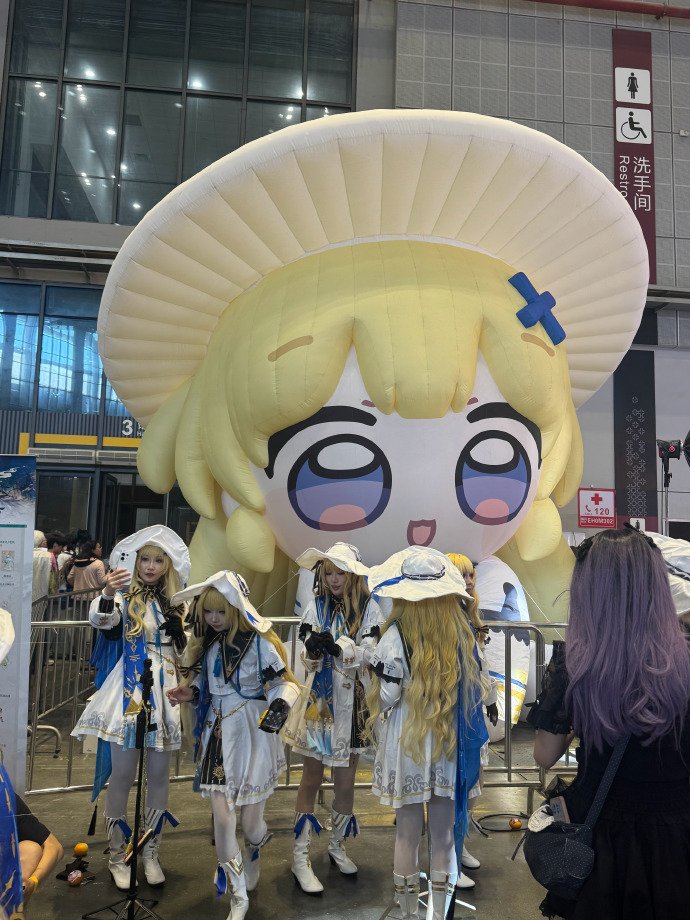 myokoi1962's tweet photo. BW2026（BiliBili World 2026）が上海で開幕。

二次元アニメ展示会という様相から、町にもコスプレが流出し、関連イベントが増え、繁華街を含めたフェスティバルになった感覚が強い。AIやITや家電などと融合し、楽しさを超えた未来を感じる。兎に角、行くべき！

台風の影響は少なった上海。予定通り開催中。　#中国