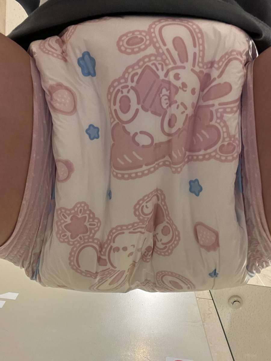 Shiera062diaper's tweet photo. 3枚目と4枚目がお漏らしした後!
タプタプおむつ気持ちいい!
座ってる事多かったから前の方におしっこ寄っちゃった〜
女の子なのに前側が不自然に膨らんでるからわかる人にはバレるって笑
#おむつお漏らし #おむつ #おむつ女子 #おむつ好き #abdl #diaper #diapergirl #diaperlovers #abdlgirl #ABU https://t.co/KxKbM28ueS