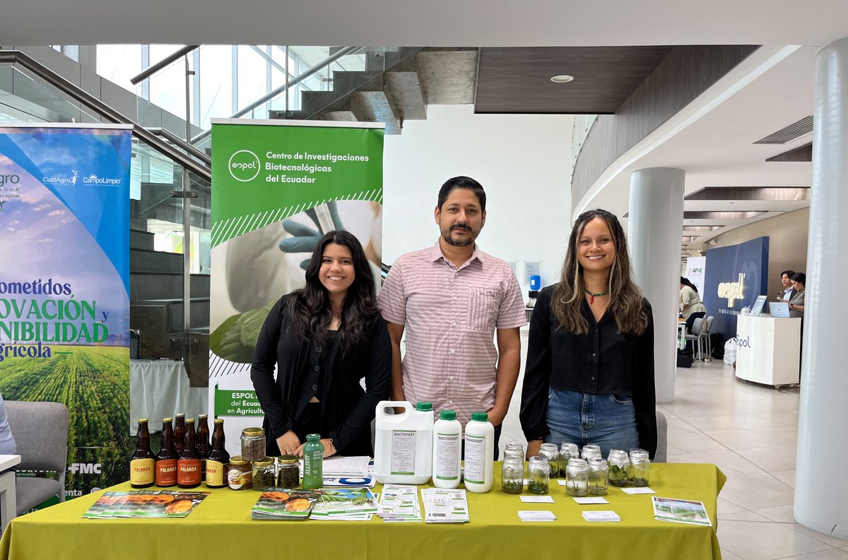 cibe_espol's tweet photo. 🌱 El CIBE participó en el Foro "Agricultura en tiempos de El Niño" con un stand institucional, donde presentamos nuestros servicios especializados a productores, empresas y profesionales del sector bananero y cacaotero🤝🔬

Este espacio permitió difundir las capacidades y servicios del CIBE, así como fortalecer el relacionamiento con actores del sector agroproductivo. 🌿