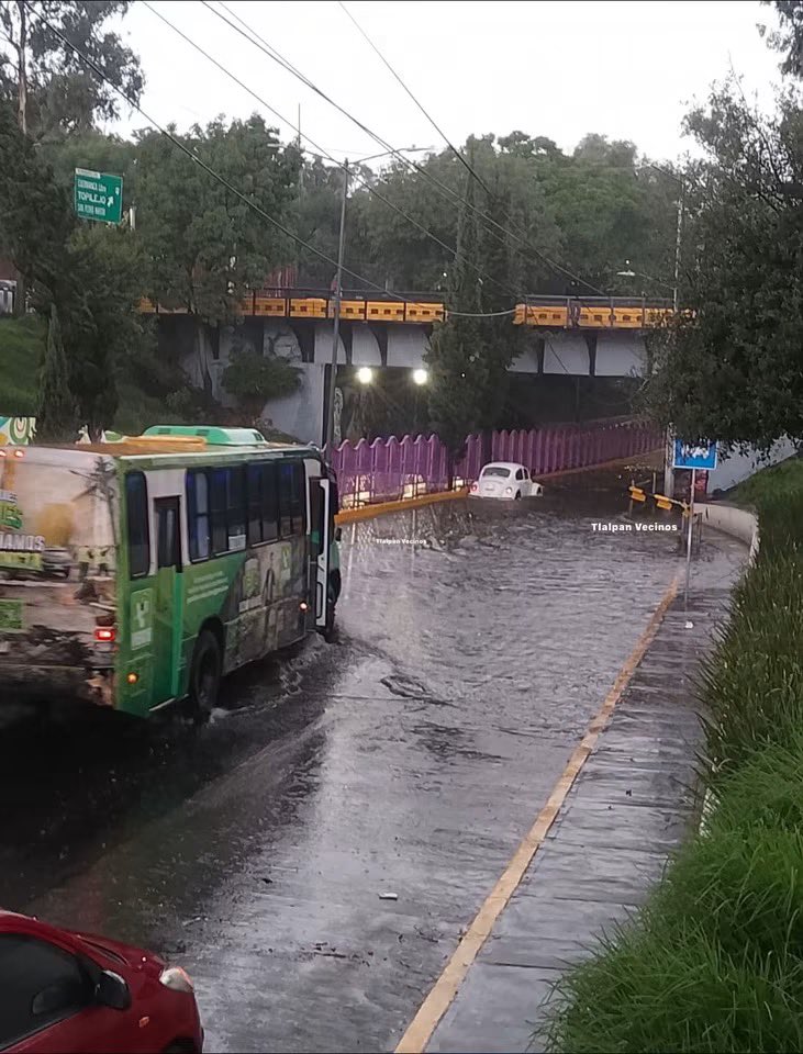 TlalpanVecinos's tweet photo. 🚨🌧️ Inundado bajo puente de Calzada de Tlalpan 🌧️🚨

📍 Se reporta inundado el bajo puente de Calzada de Tlalpan, a la altura del Parque de Béisbol, en la alcaldía Tlalpan. https://t.co/66jLi6O6hj