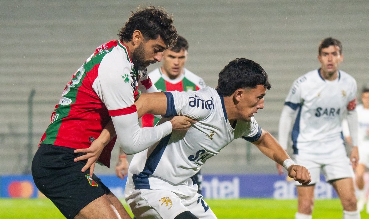 futbolportaluy's tweet photo. Intermedio: Albion rescató un 1-1 de visita ante Deportivo Maldonado, que fue perjudicado por un mal penal cobrado por Javier Feres https://t.co/PF2z2aN5pg https://t.co/FbjidF3Z8A