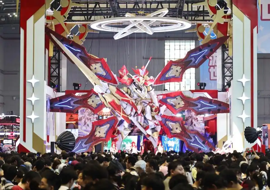 myokoi1962's tweet photo. BW2026（BiliBili World 2026）が上海で開幕。

二次元アニメ展示会という様相から、町にもコスプレが流出し、関連イベントが増え、繁華街を含めたフェスティバルになった感覚が強い。AIやITや家電などと融合し、楽しさを超えた未来を感じる。兎に角、行くべき！

台風の影響は少なった上海。予定通り開催中。　#中国