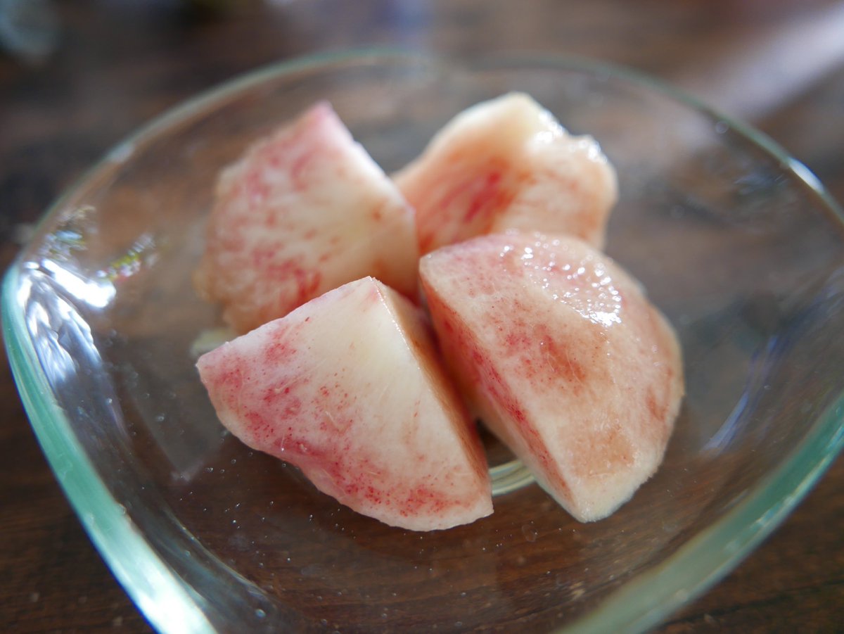 mococo321's tweet photo. 旬の桃は薬膳から見ると

①気と潤いを補い、疲労や夏バテの緩和
②腸を潤し、乾燥性の便秘を緩和
③血行を良くし、肩こりや生理痛改善、美肌や美容効果
④咳を鎮めてくれる

桃は果物では珍しく温性で体を冷やさないので、胃腸が弱い方、小児、妊婦さんにも。

イライラしやすい、ほてりやすい人はほどほどに⚠︎

夏はほんまオススメ！