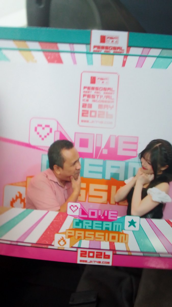 AndrianDokter's tweet photo. Kepada @officialJKT48 @MelodyLaksani harap tolak laporan @FritzyForce atas kemungkinan niar buruk ku kepada oshi aku yang sangat dekat denganku dan sudah kukenal lebih dari 4 tahun @RFritzy_JKT48 karena tidak terjadi suatu apapun antara aku dan Fritzy

Fritzy Force sebagai fanbase Fritzy, tak serta mereta menerima dokumen begitu saja tanpa memperhatikan konteks apakah itu serius atau candaan, sangat disayangkan Fritzy Force tidak konfirmasi padaku, padahal mereka tau Fritzy sangat dekat denganku dan ini juga mengenai kekhawatiran hubungan fans - oshi antara aku dan Fritzy belum lagi dokumen tersebut didapat dengan cara mencuri dari medsos saya yg lain dari oknum tak bertanggung jawab

Sampai pagi ini tidak ada bukti kersahan tersebut, aku dan fritzy baik dan nyaman saja, silahkan cek interaksi kami

Mohon kiraya JOT dan GM Teater bijaksana, tidak mudah percaya bukti hoax dari oknum fans yang merusak hubungan oshi-fans Fritzy dan aku, pesan ini juga akan aku kirim lewat dm dan email

Terakhir soal niatku menikahi Fritzy, Ini pemisalan niat ini serius dan kami saling cinta  misal ya, aku memang lebih tua 29 tahun dari Fritzy namun tidak ada aturan Negara maupun agama yang melarang, selagi Fritzy sudah 20 tahun keatas dan tentunya sudah graduate dari jkt48, jadi bukan Pedofil seperti yg dituduhkan, apalagi jika ini hanya candaan wota pada oshinya, tak perlu digubris bukan? 

Aku dan Fritzy sudah pernah bertemu di Personal Meet & Greet n 2s dan lihat sendiri JOT Bahwa Fritzy aman saja, kami juga sudah vc 6 kali tanpa masalah

Sekali lagi silahkan tanya Fritzy sendiri, kapan dia aku ganggu, aku mencintai dia, iya, tapi aku menghormati dia

Demikian Terima kasih

Dokter Andrian
