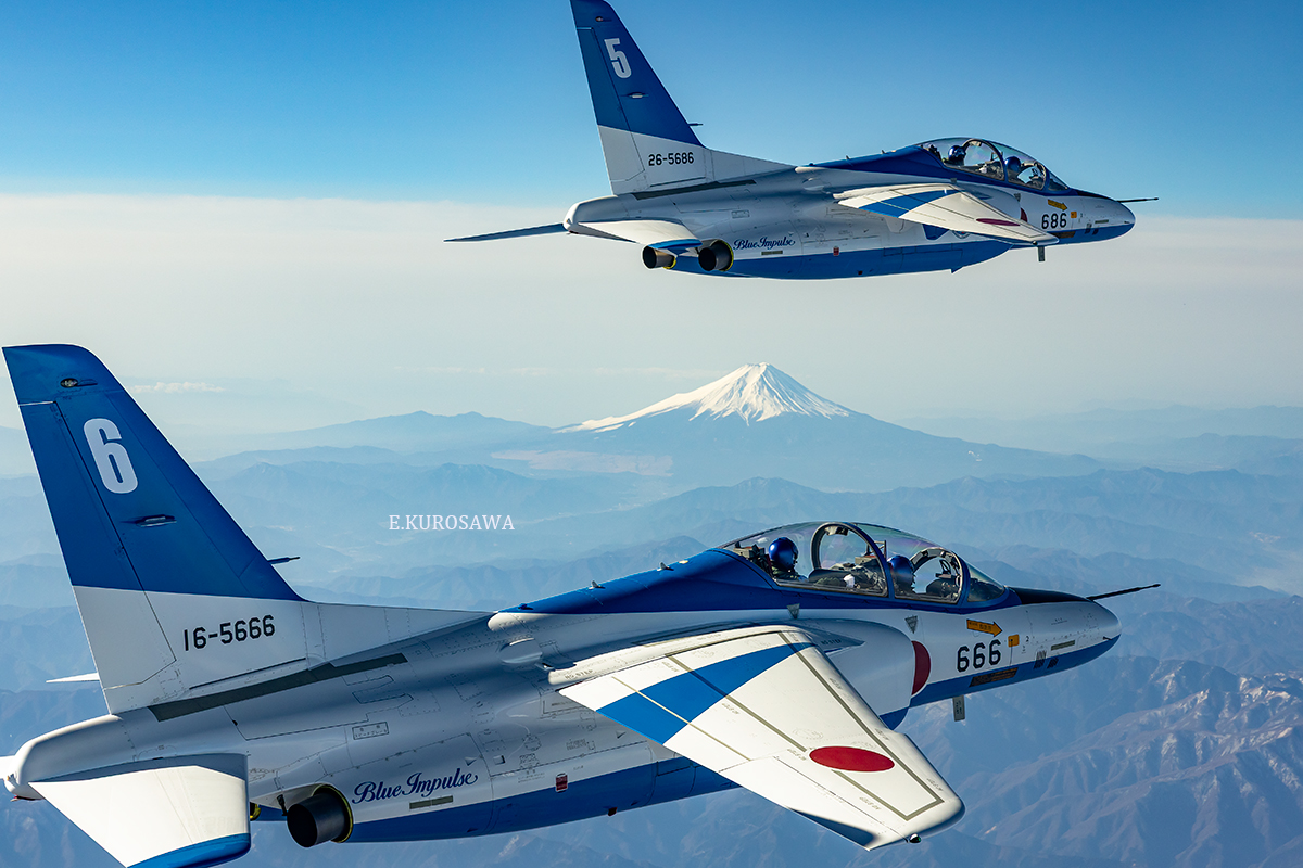 acekuro8's tweet photo. 今日の一枚～～2287
富士山とブルーインパルス
2023/3月撮影 https://t.co/CoS6bXnfQp