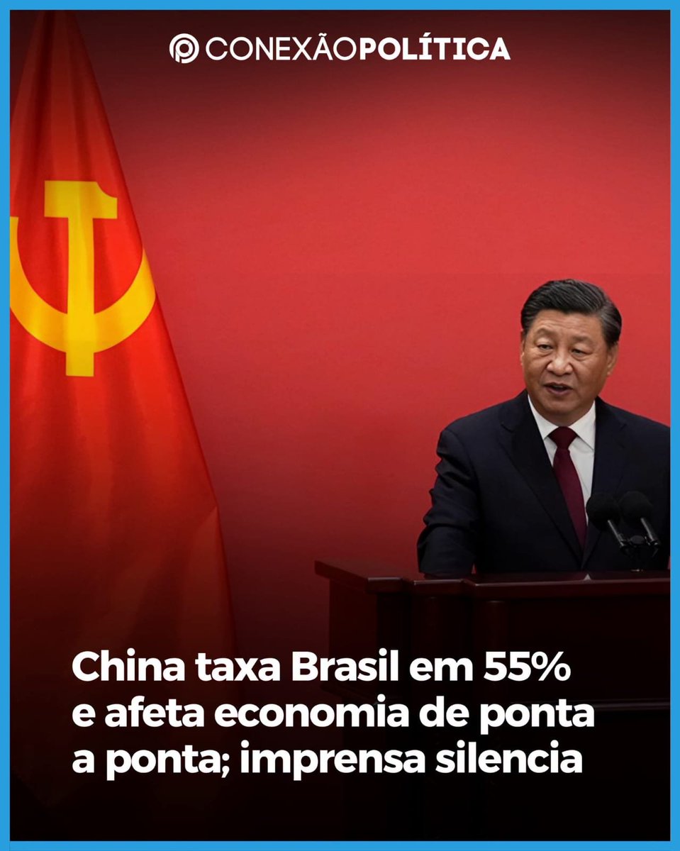 Ivanete07108336's tweet photo. A China firmou em taxar em 55% toda importação de carne bovina que ultrapasse as cotas estabelecidas para cada país, e o Brasil está a poucas semanas de atingir o limite. Segundo análise da consultoria StoneX, o país havia preenchido 98,5% da cota anual de 1,106 milhão de toneladas até o fim de junho, considerando o volume embarcado. 

O saldo restante deve ser zerado em agosto, levando em conta o prazo médio entre o embarque no Brasil e a chegada da carga aos portos chineses. A partir daí, qualquer embarque adicional passará a pagar 67% de tarifa total, a soma dos 12% originais com a sobretaxa de 55%, tornando o produto brasileiro inviável no principal mercado consumidor da proteína nacional.

A China é o destino de 52% de toda a carne bovina exportada pelo Brasil. Em 2025, o país enviou 1,68 milhão de toneladas ao mercado chinês, volume 35% maior do que a cota estabelecida para 2026. A diferença entre o que o Brasil costumava exportar e o que pode exportar agora sem sobretaxa representa cerca de 580 mil toneladas anuais, volume que precisa ser redirecionado ao mercado interno ou a outros destinos internacionais. 

A Abiec estima que as exportações totais de carne bovina em 2026 podem cair até 10% em relação ao ano anterior, com impacto de até 3 bilhões de dólares, equivalentes a 16,5 bilhões de reais, na receita do setor.

O efeito chegou antes do esgotamento da cota. Dezenas de frigoríficos já paralisaram a produção destinada ao mercado chinês e concederam férias coletivas aos trabalhadores, segundo relatos da indústria. Com mais carne disponível no mercado interno, há pressão baixista sobre os preços pagos ao produtor, pelo menos no curto prazo. 

A inadimplência entre produtores rurais havia atingido 8,1% no segundo trimestre de 2025, o maior índice desde o início da série histórica da Serasa Experian, antes mesmo da cota chinesa começar a apertar.