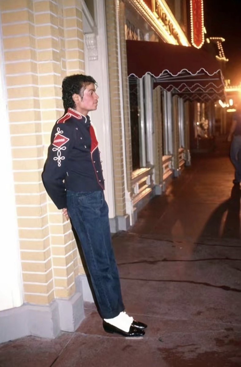 itsnotkenni's tweet photo. In another life me and Michael are together at Disneyland https://t.co/SCAbVqj1m2